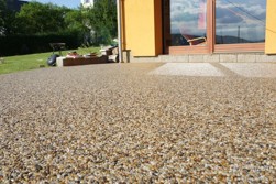 Kamenny-koberec-terasa-ve-vasi-zahrade-3